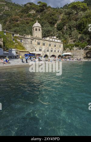 L'abbazia e il paese di San Fruttuoso, situato nella riserva naturale di Portofino, in Italia Foto Stock