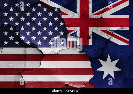 Bandiere degli Stati Uniti e dell'Australia dipinte su una parete incrinata Foto Stock