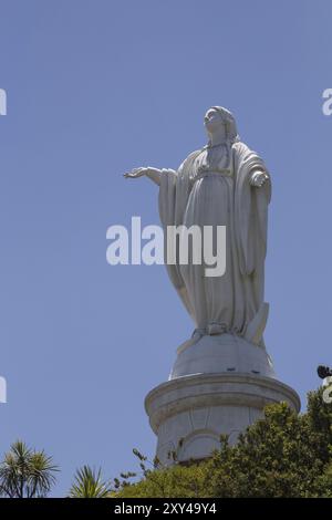 Fotografia della statua della Vergine Maria sul Cerro San Cristobal a Santiago del Cile Foto Stock