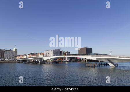 Copenaghen, Danimarca, 16 marzo 2016: Ponte pedonale e ciclista del porto interno che collega Nyhavn e Christianshavn, Europa Foto Stock