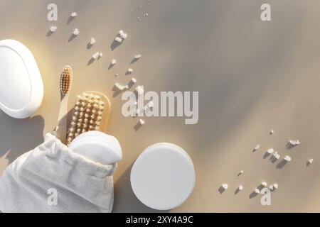 Accessori da bagno piatto su sfondo beige. Componenti naturali per la cura del corpo. Concetto sanitario, spazzola per denti in legno, spazzola per i piedi, tamponi in cotone, sapone. CE Foto Stock