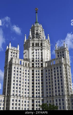 Il famoso grattacielo Stalin sull'argine di Kotelnicheskaya a Mosca, punto di riferimento della Russia Foto Stock