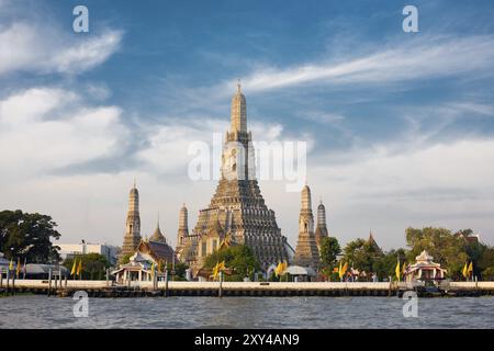 Il Tempio dell'Alba, Wat Arun, sul fiume Chao Phraya e un bellissimo cielo blu a Bangkok, Thailandia, Asia Foto Stock