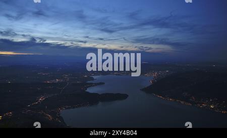 Lago Zugersee e Zug di notte, vista dal monte Rigi Foto Stock