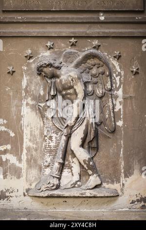 Un'antica pietra tombale con un angelo sull'idilliaco e storico cimitero di San Giovanni a Jena un'antica pietra tombale con un angelo sull'idilliaco e storico Foto Stock