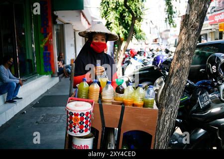 Venditore tradizionale di erbe medicinali su Jalan Dhoho, Kediri, Giava Orientale, Indonesia Foto Stock