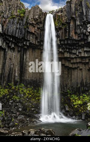 Cascata Hundafoss (sulla strada per la cascata Svartifoss) nel Parco Nazionale di Skaftafell, Islanda meridionale Foto Stock