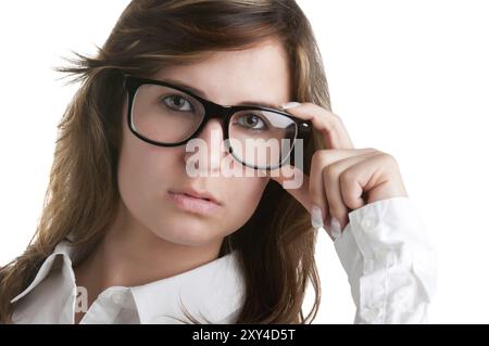 Donna che indossa occhiali, isolato su sfondo bianco Foto Stock