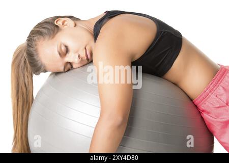 Donna di addormentarsi in palestra, isolato in bianco Foto Stock