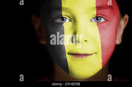 Ritratto di un bambino con una bandiera belga dipinta, primo piano Foto Stock