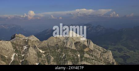 Giorno d'estate sul monte Santis. Vista sulle montagne Wildhuser Schofberg e tre sorelle Foto Stock