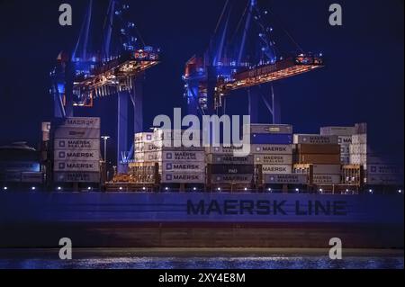 Goteborg, Svezia, dicembre 28 2009: Navi container che caricano di notte nel porto di Goteborg, Europa Foto Stock