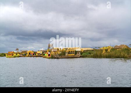 PUNO, PERÙ, 1 FEBBRAIO 2016: Veduta delle Isole galleggianti di Uros con gli Uru o Uros e le barche a canna che galleggiano nel lago Titicaca vicino a Puno in Perù Foto Stock