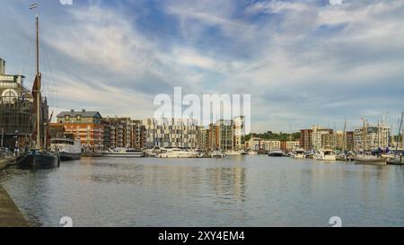 Ipswich, Suffolk, Inghilterra, Regno Unito, maggio 27, 2017: case a Wherry Quay e Neptune Quay, con barche e yacht nella Marina di Ipswich Foto Stock