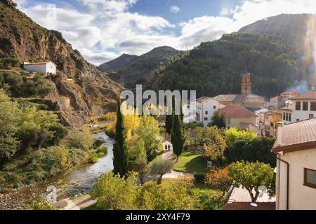 Vista panoramica del villaggio di Arnedillo in Spagna Foto Stock