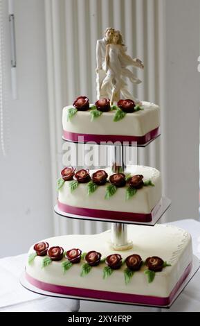 Torta nuziale bianca con rose rosa di marzapane Foto Stock