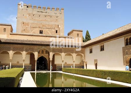 Granada, Spagna, 14 agosto 2011: Dettaglio della Torre Comares e del cortile del mirto o Corte della Benedizione nell'Alhambra di Granada, Spagna. Questo Foto Stock