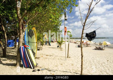 Tavole da surf e bodyboard sono disponibili per il noleggio e lezioni per i turisti a Kuta Beach a Bali, Indonesia, Asia Foto Stock