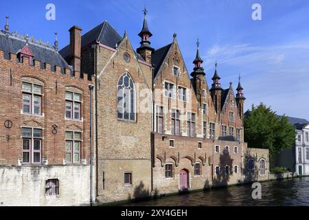 Case tipiche lungo il canale di Dijver, Bruges, Fiandre, Belgio, Europa Foto Stock