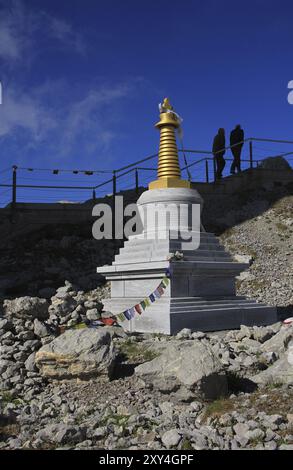 Piccolo stupa buddista e bandiere di preghiera sul Monte Santis, Alpi svizzere Foto Stock