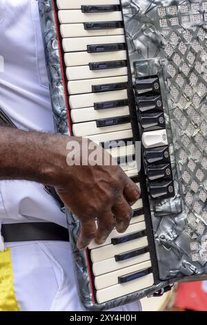 Musicista che suona la fisarmonica al popolare festival religioso nella città di Sabara, all'interno dello stato di Minas Gerais, Brasile, Sud America Foto Stock