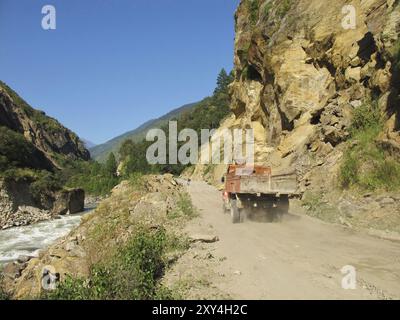 Camioncino sulla nuova strada incompiuta dal Nepal (Syabrubensi) al Tibet Foto Stock