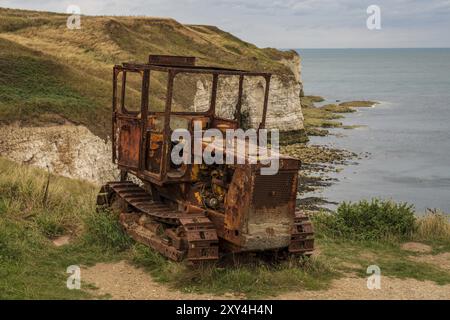 Flamborough, East Riding of Yorkshire, Inghilterra, Regno Unito, 14 settembre 2018: Un vecchio cingolato arrugginito sulle scogliere di Flamborough North Landing Foto Stock