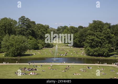 Frederiksberg, Danimarca, 5 giugno 2016: Gente che si gode il sole nel parco Frederiksberg la domenica pomeriggio, Europa Foto Stock