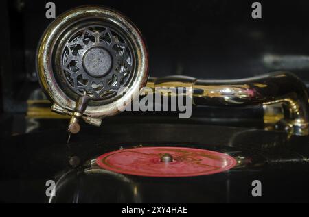 Frammento di un vecchio grammofono con un disco in vinile Foto Stock