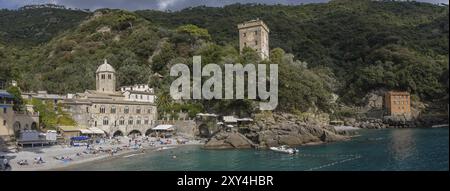 L'abbazia e il paese di San Fruttuoso, situato nella riserva naturale di Portofino, in Italia Foto Stock