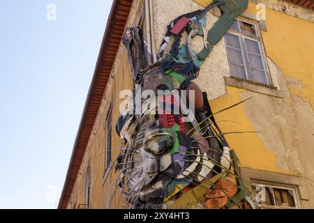 Punto di riferimento, Street art, graffiti, scultura Half Rabbit, artista Arturo Bordalo alias Bordalo II, Vila Nova de Gaia, quartiere di Porto, Portogallo, Europa Foto Stock