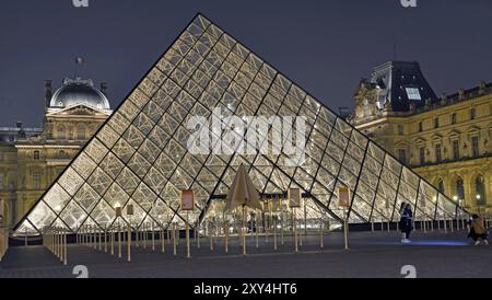 Le Louvre, Piramide di fronte al Louvre, cortile Napoleone, Ming Pei, piramide, architettura, vetro, metallo, ingresso, ripresa notturna, illuminazione, tricolo Foto Stock