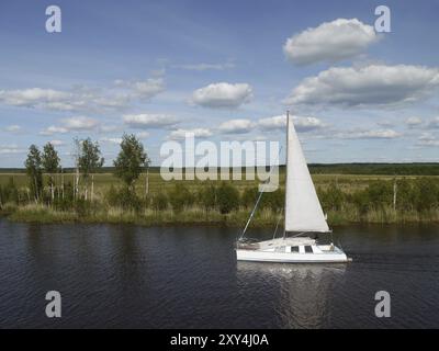 Un catamarano sul canale Volga-Mar Baltico poco di fronte ad esso sfocia nel lago Onega Foto Stock