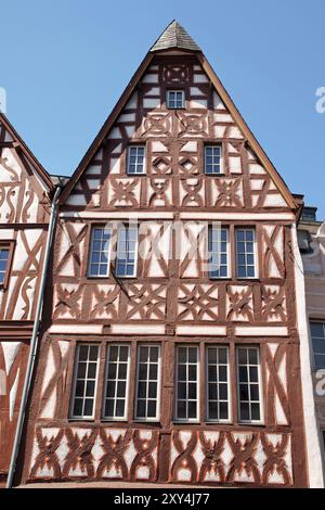 Case in legno nel centro storico di Treviri, la città più antica della Germania. Queste tipiche case medievali erano fatte di telai in legno (timbo Foto Stock