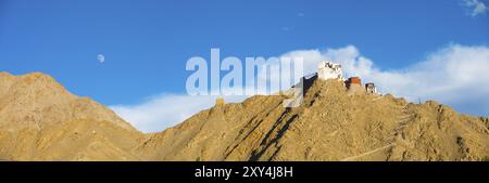 Vista panoramica del forte Tsemo e di Namgyal Tsemo Gompa in cima a una montagna con luna che sorge a Leh, Ladakh, India, Asia Foto Stock