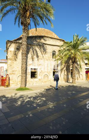 Antalya, Turchia, Novembeer 24, 2017: Pazari Hamami tradizionale casa del bagno turco sul sentiero pedonale nella città vecchia di Kaleici. Verticale, Asia Foto Stock