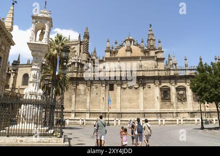 Siviglia, Spagna, 12 agosto 2011: Cattedrale di Santa Maria della sede (Catedral de Santa Maria de la sede) conosciuta anche come cattedrale di Siviglia e la sua campana Foto Stock