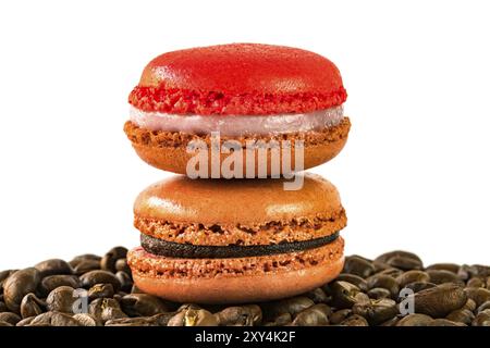 Farina di macorooni su una pila di chicchi di caffè su sfondo bianco Foto Stock