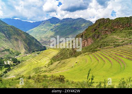 Vista della Terrazza Inca sulla montagna nella Valle Sacra Inca a Pisac, Perù, Sud America Foto Stock