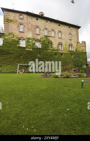 Il castello medievale situato nel centro di Oviglio, vicino Alessandria, Piemonte, Italia, Europa Foto Stock