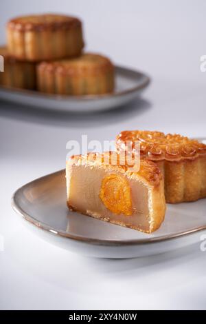 Pasta di semi di loto di tuorlo d'uovo in stile cantonese tradizionale per il Festival di metà autunno su sfondo bianco Foto Stock