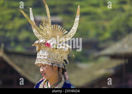 Xijiang, Cina, 15 settembre 2007: Ritratto frontale della donna Miao in tradizionale corno d'argento copricapo e abito da festa alla minoranza etnica di Xijiang mia Foto Stock