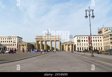 Berlino, Germania, 17 aprile 2009: Porta di Brandeburgo e Pariser Platz a Berlino. Molti turisti e cittadini stanno guardando uno spettacolo dal vivo per strada Foto Stock