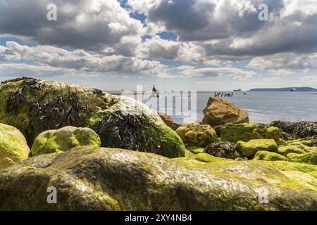 Nuvole sopra il relitto della Minx, Osmington Bay, con l'isola di Portland in background, vicino a Weymouth, Jurassic Coast, Dorset, Regno Unito Foto Stock