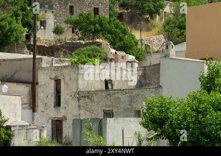 Case tipiche spopolate sull'isola greca di Rodi in campagna (senza specificare la proprietà a causa dell'assenza del proprietario) Foto Stock