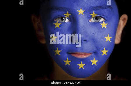 Ritratto di un bambino con una bandiera europea dipinta, primo piano Foto Stock
