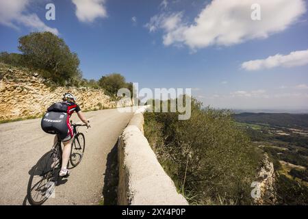 Ciclistas en la cima de la montana de Randa, Algaida, Maiorca, Isole baleari, spagna Foto Stock