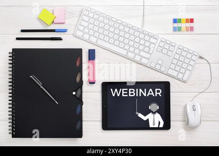 Internet per scopi di apprendimento. Insegnamento e apprendimento online. Scrivania piatta in stile nordico. Vista dall'alto Foto Stock