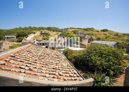 Un tradizionale villaggio Matsu caratterizzato da case in mattoni di stile Fujian con tetti piastrellati sull'isola di Juguang a Taiwan. Orizzontale Foto Stock