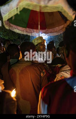 Gente che si riunisce al festival Timkat al Fasilides Bath di Gondar, Etiopia, Africa Foto Stock